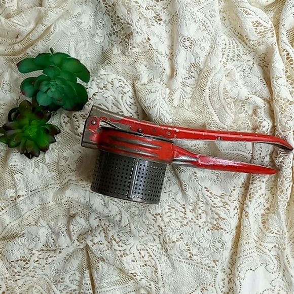 Vintage "Handy Things" Ludington Michigan Made in USA Red Potato Ricer - Picture 2 of 13